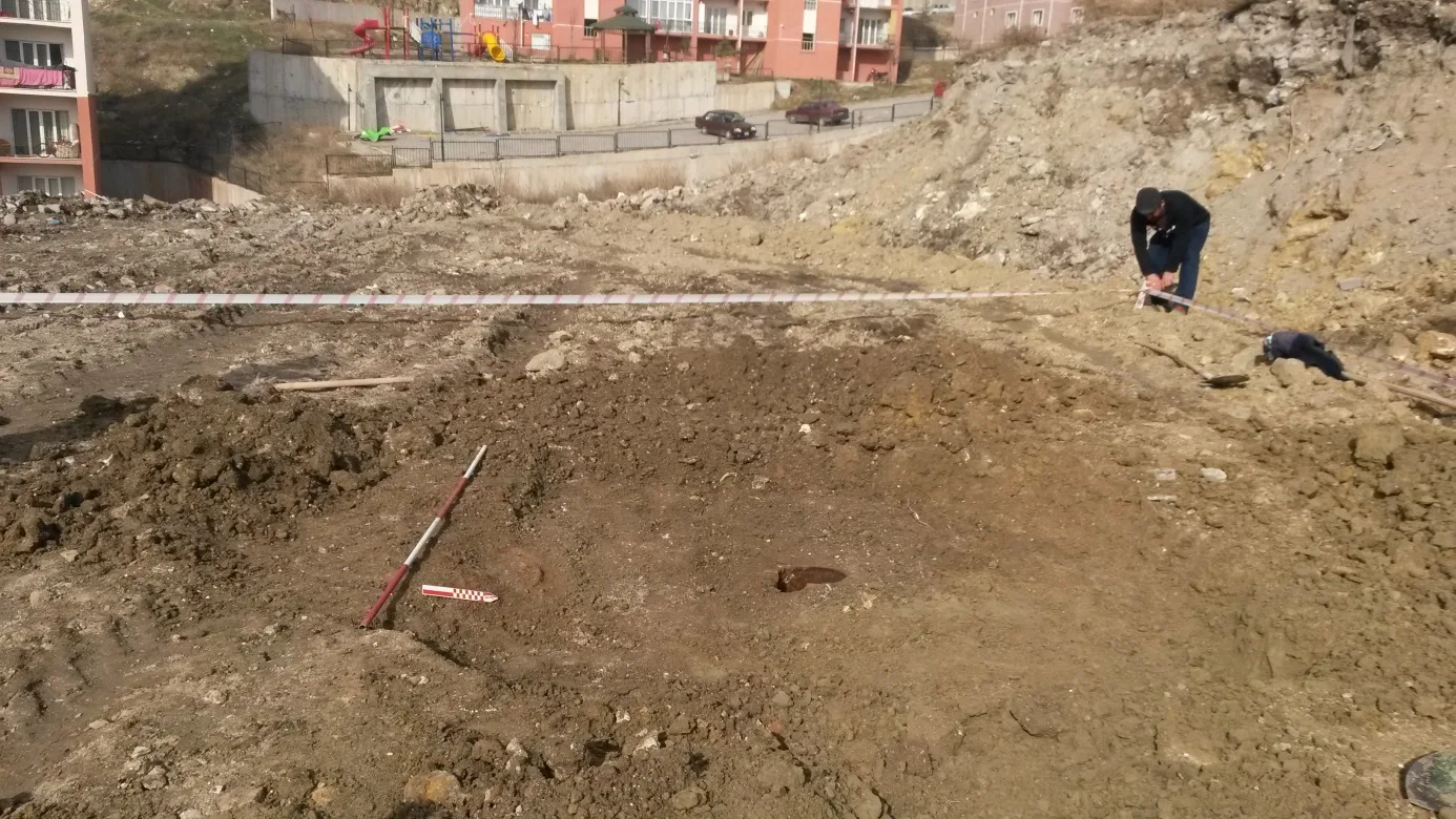 kazi-sirasinda-rastlanan-tarihi-eser-ve-etrafinin-cevrilmesi
