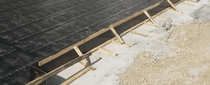 Radye temel ampatman kalıbında plywood ve ahşap destek kirişleri
