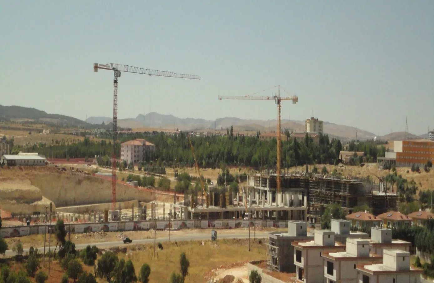 OSB levhalarla çevrilen ve reklam panosu olarak kullanılan şantiye çevresi