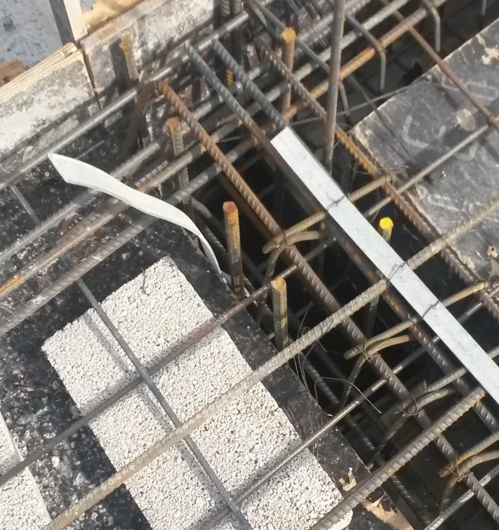 Örneğin; resimlerde görüldüğü gibi levhalar tel ile demirlere bağlanmış ve diğerinde alt kattan gelen filiz üst kattaki levha ile birleştirilmemiş ve yine tel ile demirlere bağlama işlemi yapılmış. temel-topraklama-levhalari-tel-ile-tutturma-ve-baglanti-yok