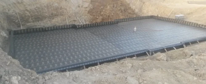 Radye temel ampatman kalıbı üzerinde bırakılan bitümlü membran filizleri